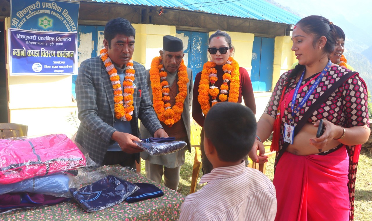 निता राउतद्वारा विष्णुश्वरी विद्यालयका बालबालिकालाई न्यानो कपडा