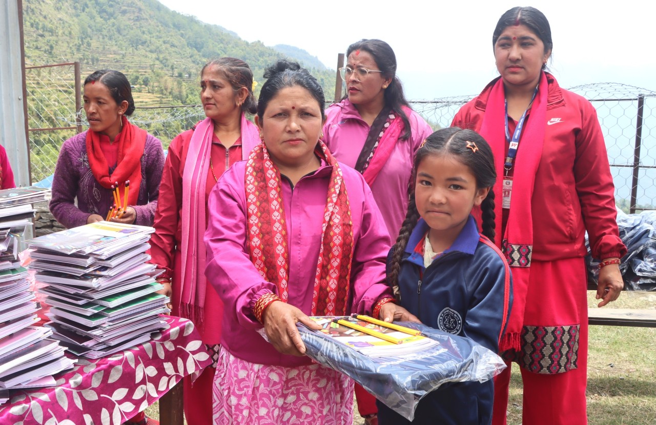 देउराली प्राविलाई निता राउत फाउण्डेशनद्वारा शैक्षिक सामग्री सहयोग