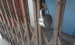 युवाहरुले गरे मेलुङ गाउँपालिकाको कार्यालयमा तालाबन्दि