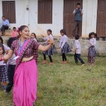 विद्यार्थीहरुलाई दर ख्वाएर रमाइलो गर्दै विद्यालय परिवार