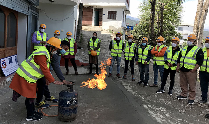 आगोलागी नियन्त्रण सिप सिक्दै होटल मजदुर