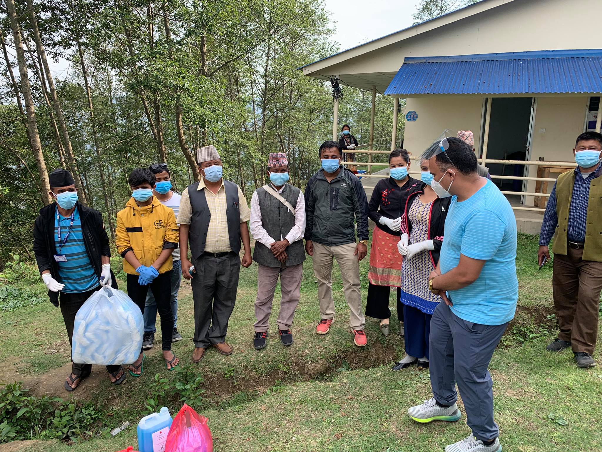 संक्रमितको घरदैलोमा स्वास्थ्यकर्मी लिएर पुगे शर्मा 