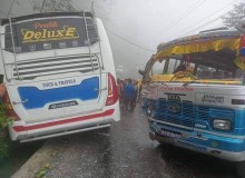 दोलखाको बोचमा यात्रु बाहक एक आपसमा ठोकिए