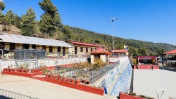 गुणस्तरीय शिक्षाको मोहः बोलेरो रिजर्भ गरेर दुर्गा माविमा पुग्छन् विद्यार्थी
