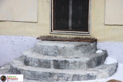 लाप्चीमा भालु तर्साउन ढोकामै फलामे काँटी