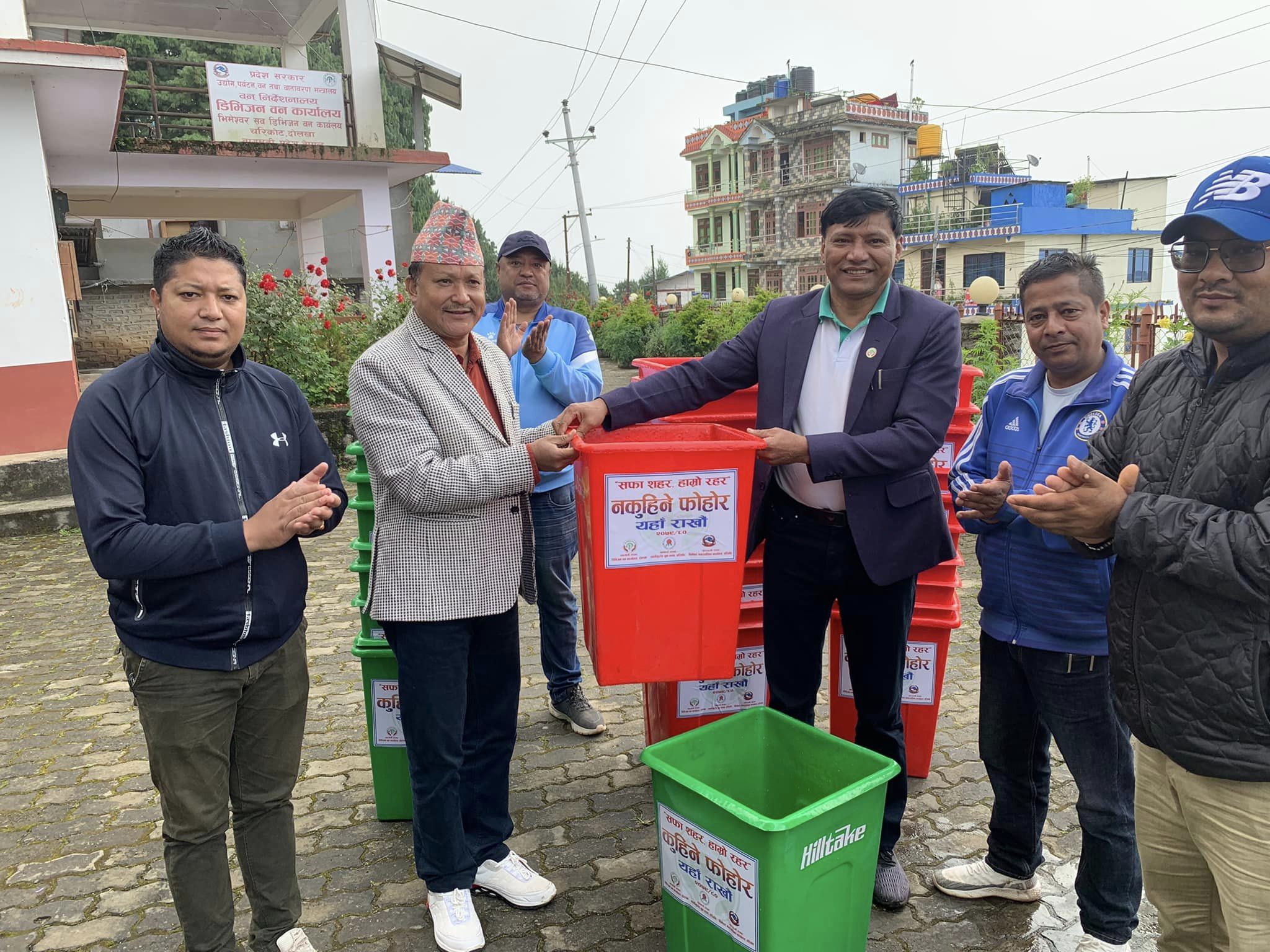 बजार क्षेत्रको फोहोर व्यवस्थापनका लागि डस्टविन वितरण