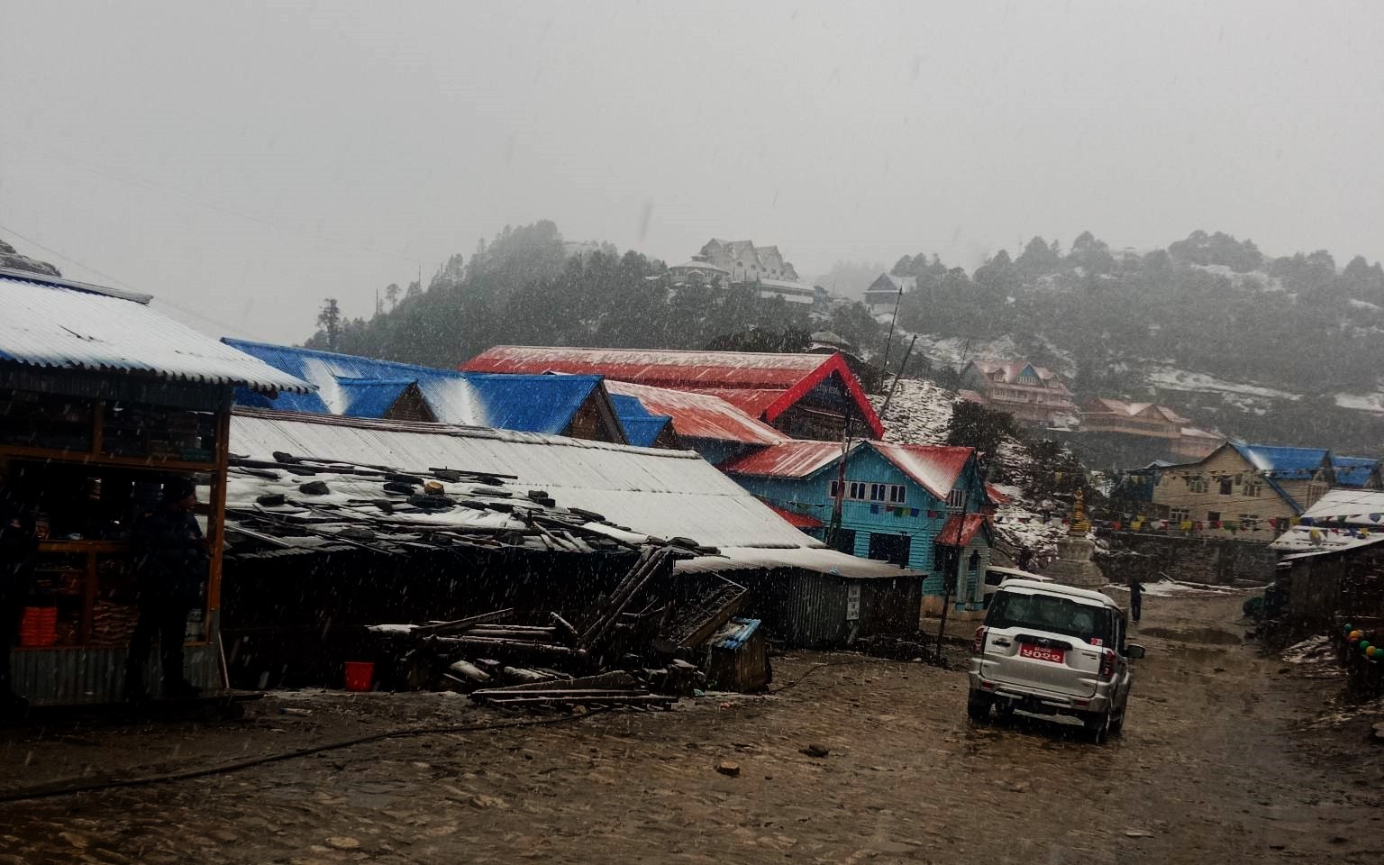 चैत्रमा पनि कालिञ्चोकमा हिमपात