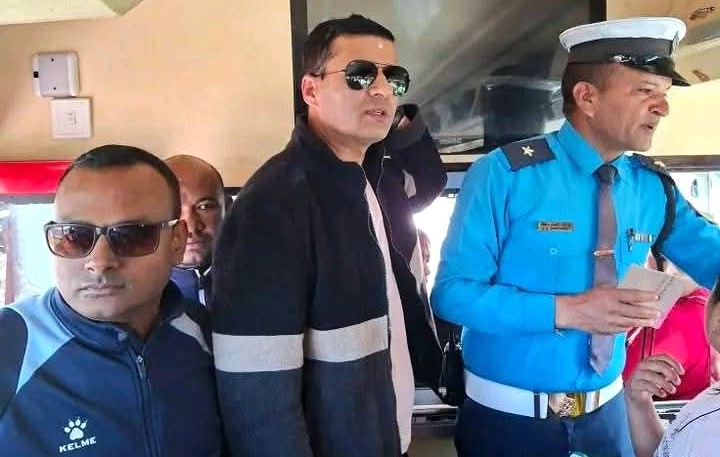 बढी भाडा असुल्ने १३ गाडी चालक कारवाहीमा