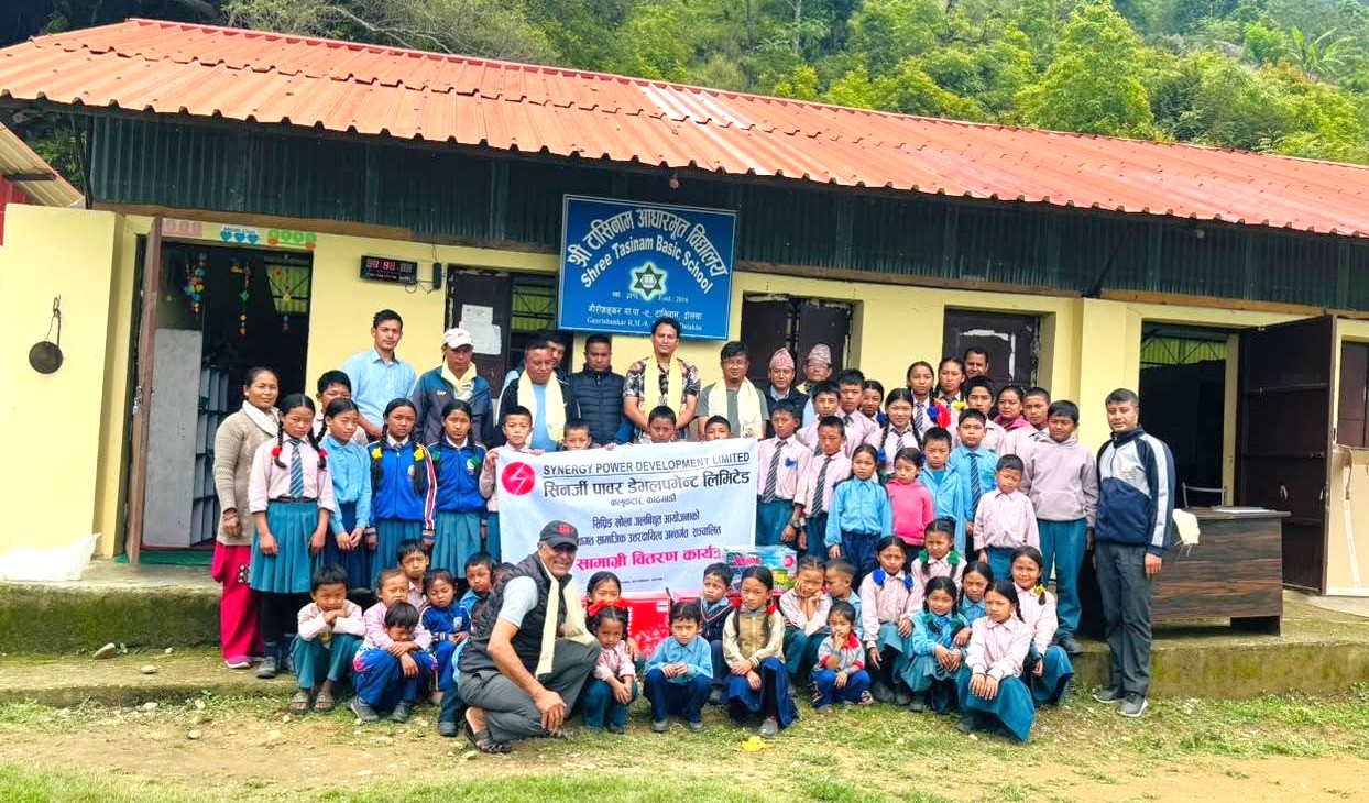 टासिनाम आधारभूत विद्यालयलाई शैक्षिक सामग्री हस्तान्तरण