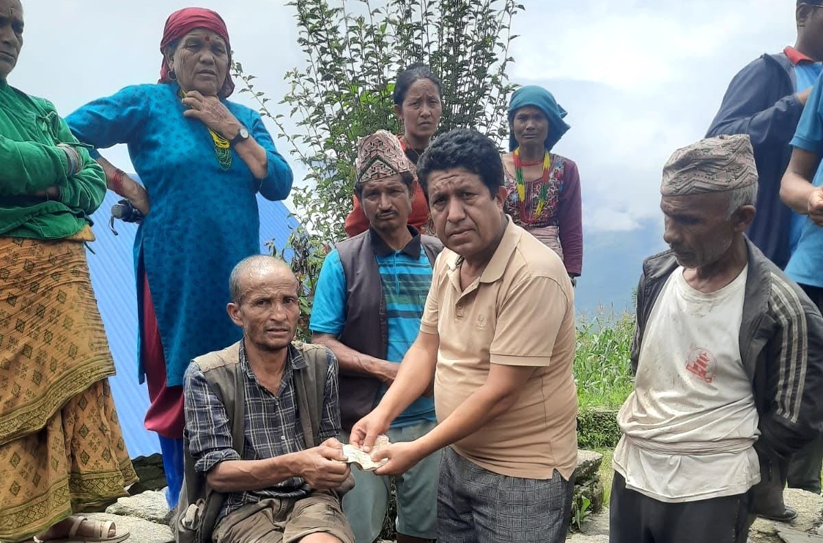 घर जलेपछि निर खड्कालाई पुनर्निर्माणका लागि गाउँपालिकाबाट ३ लाख सहयोग
