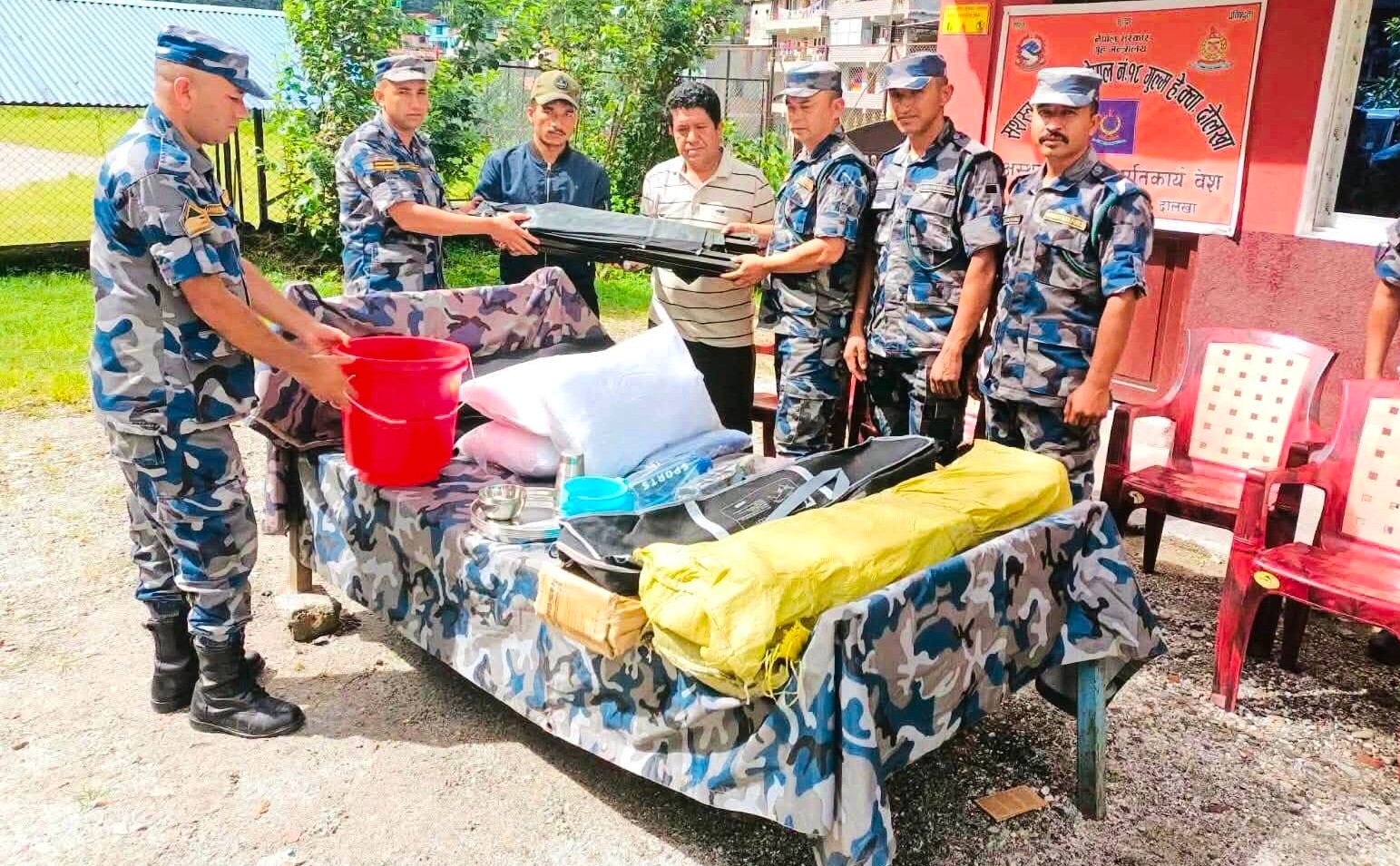 सर्सेपूका आगलागी पीडित निरबहादुर खड्कालाई सशस्त्र प्रहरीद्धारा राहत सामग्री हस्तान्तरण