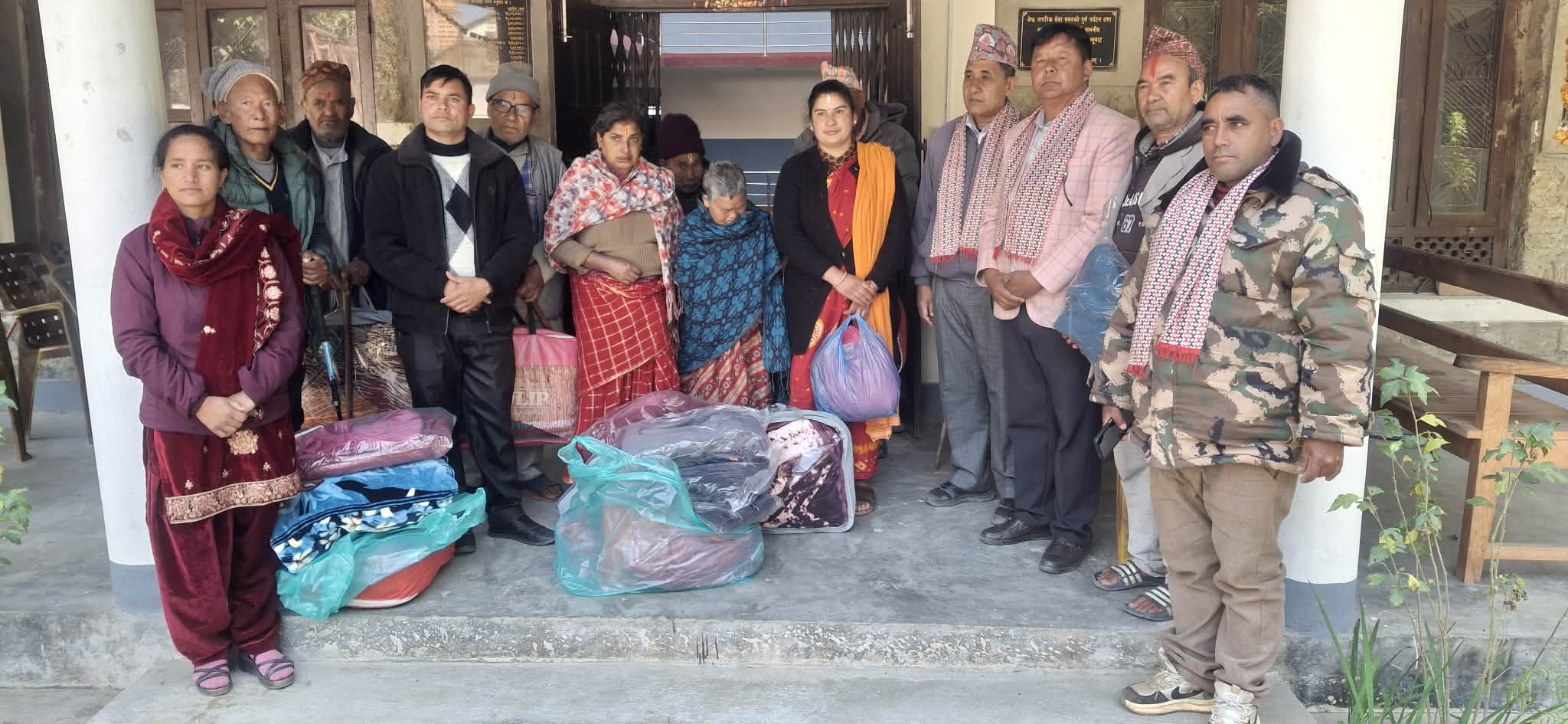 ज्येष्ठ नागरिकलाई न्यानो कपडा वितरण