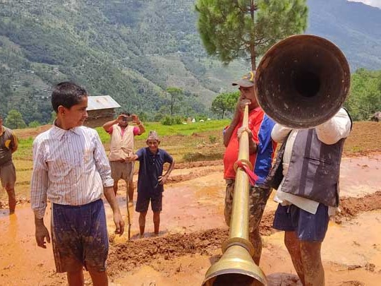 बेठी बाजाको संरक्षण गर्दै किसान इन्द्र प्रसाद                                           