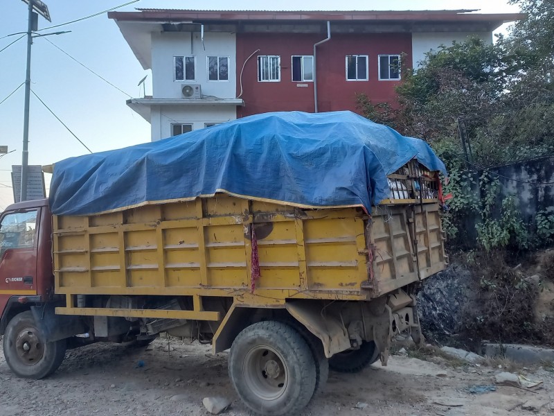 बजारबाट उठाएको फोहोर पालिकाको परिसरमा गाडिभित्रै