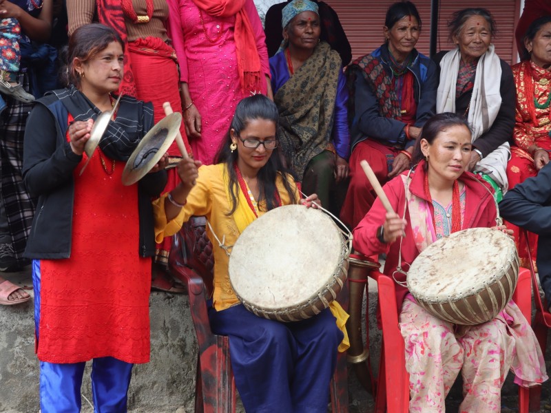 पञ्चेबाजामा रमाउदै महिलाहरु
