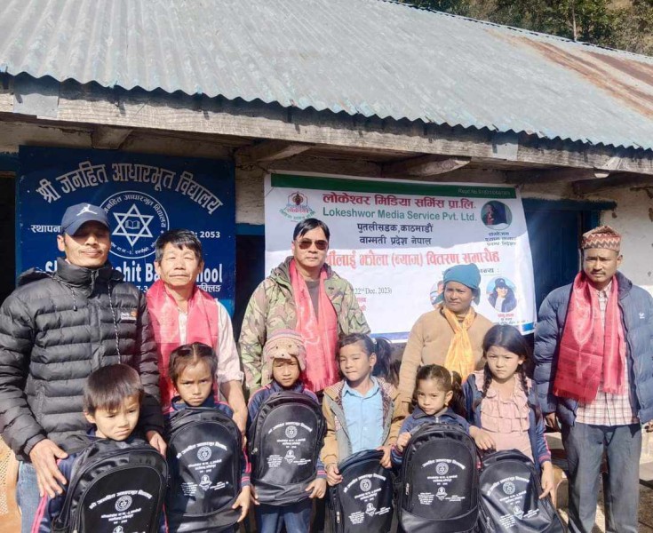 क्वाक्लिङका विद्यार्थीलाई झोला वितरण