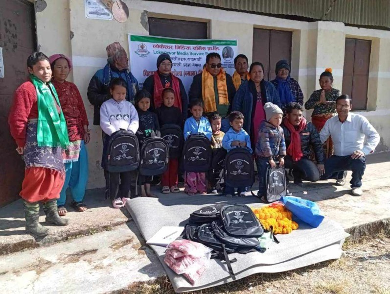 ढुंगेपानीका १४ जना विद्यार्थीलाई झोला वितरण