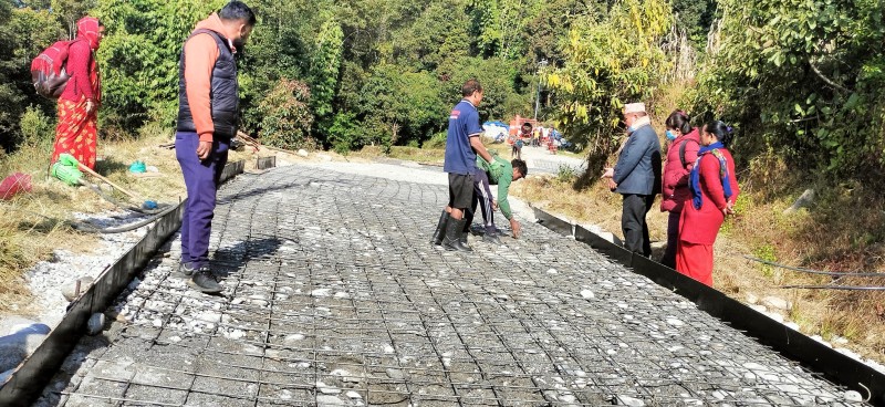 वैतेश्वरका मुख्य ग्रामीण सडकको धमाधम ढलान हुँदै 