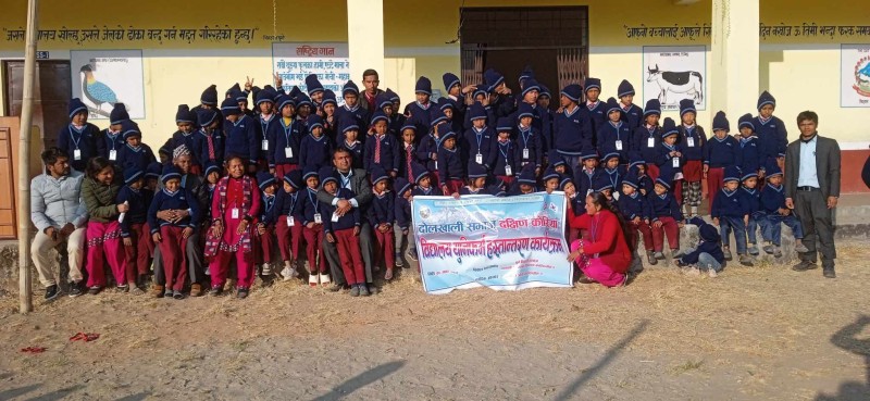 विद्यालयलाई स्विटर टोपी सहयोग