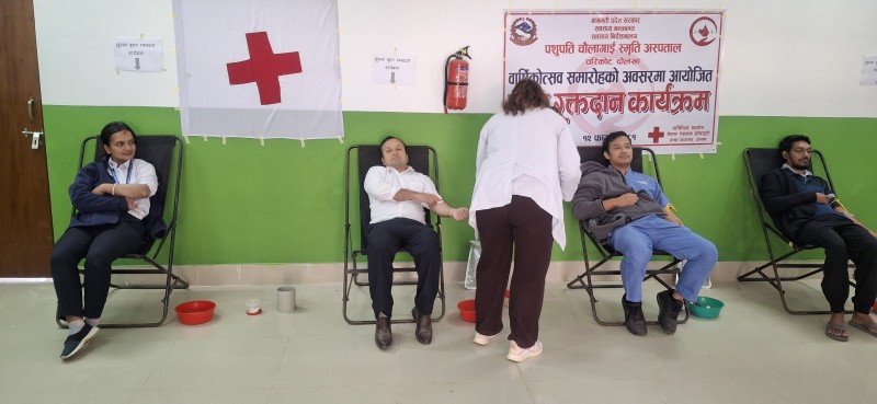 चरिकोटमा स्वास्थ्यकर्मीद्धारा रक्तदान