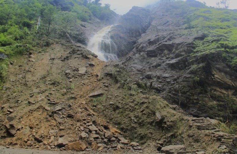 झुले पातलेमा पहिरोले ६ घर उच्च जोखिममा 