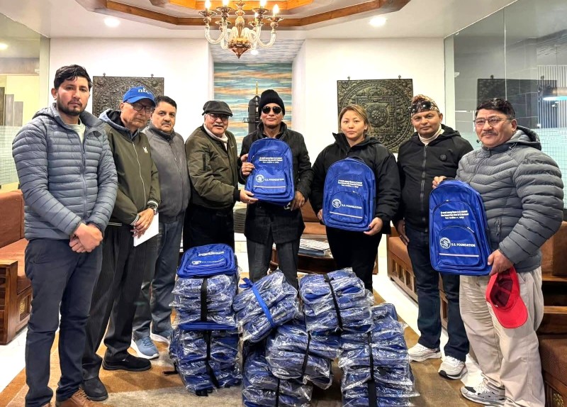 एसएस फाउण्डेशनद्वारा विद्यार्थीलाई झोला वितरण