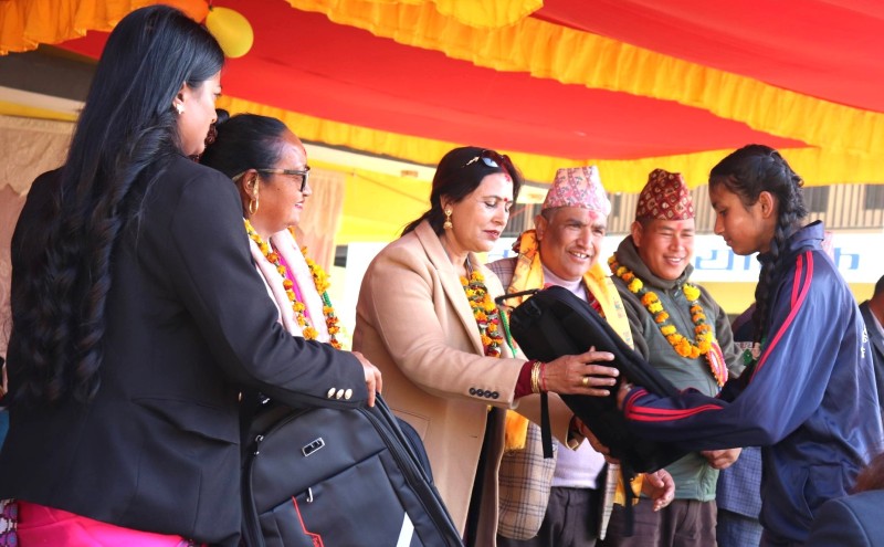 क्षत्रवती माविका विद्यार्थीलाई स्कुल झोला वितरण