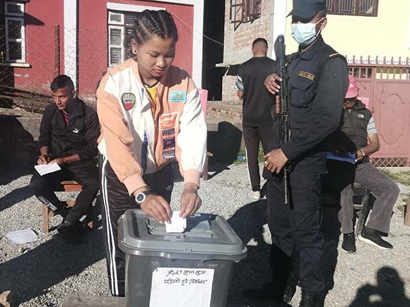 सुरक्षा निकाय लक्षित नमूना मतदान (तस्वीर कथा)