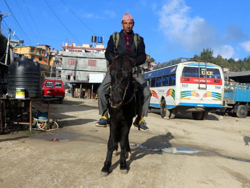 जो घोडा चढेरै घर घरमा दूध पुर्याउछन् 