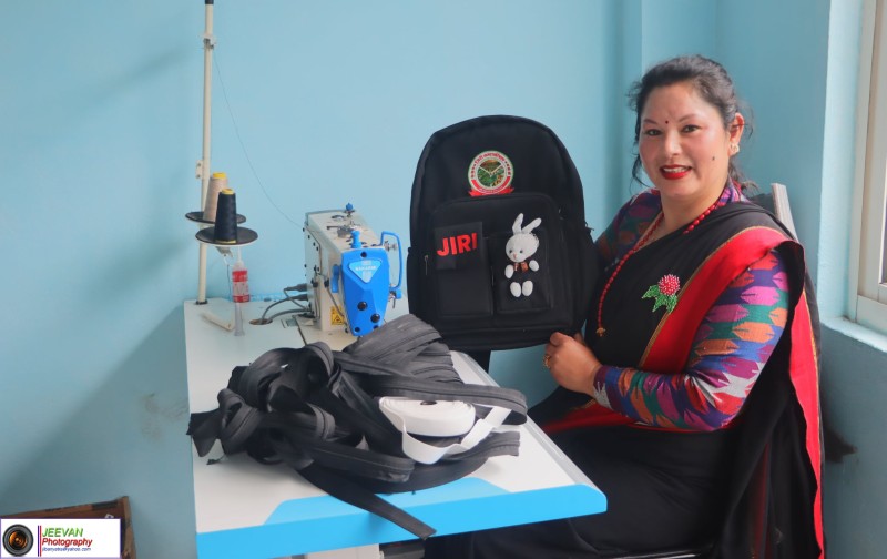 जिरीमा विभिन्न डिजाइनका झोला उत्पादन सुरु