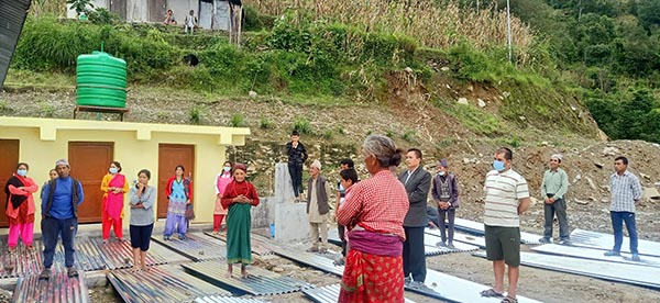 पहिरोबाट बिस्थापित परिवारलाई ५० बण्डल जस्तापाता सहयोग